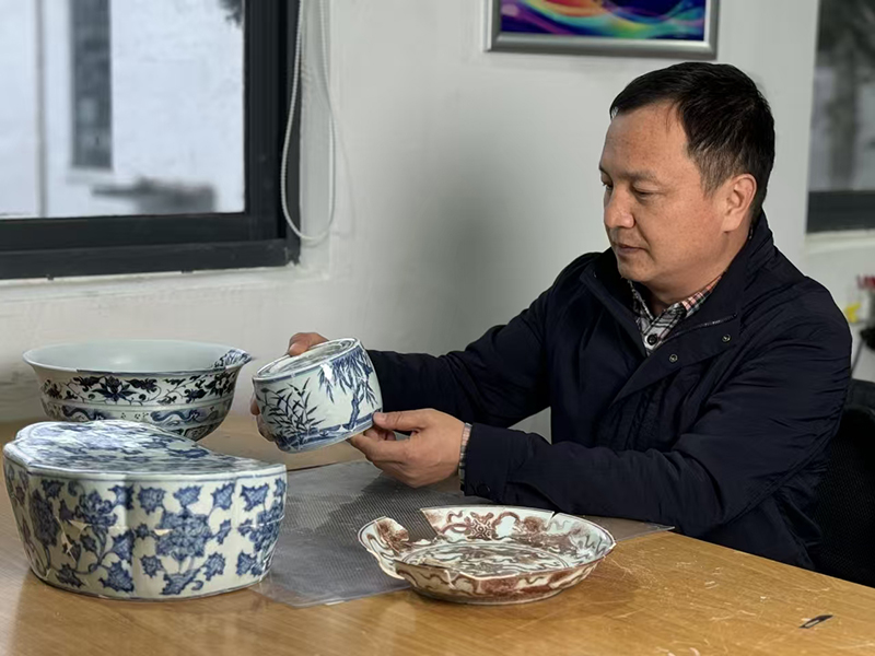 工作中的江小民。受访者供图